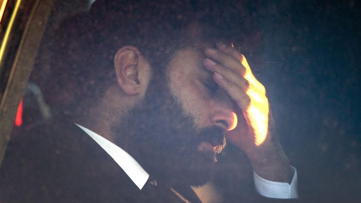 Jaskirat Singh Sidhu dans une voiture, sa main posée sur son front, les yeux fermés.