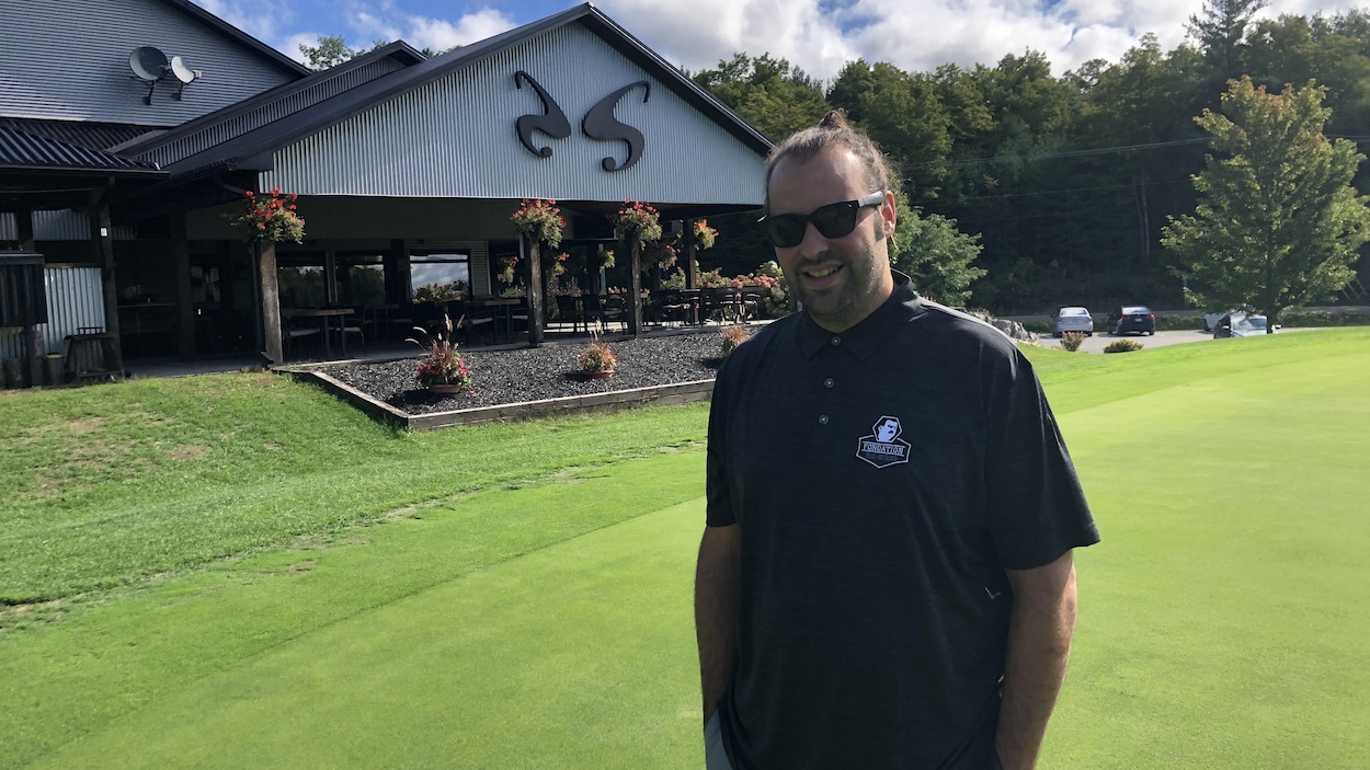 Jason Burns sur un terrain de golf.