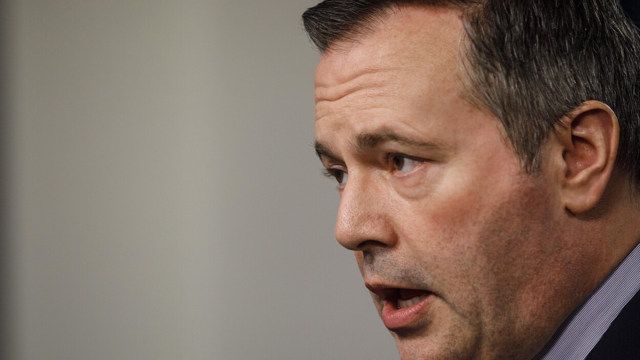Vue de profil de Jason Kenney.
