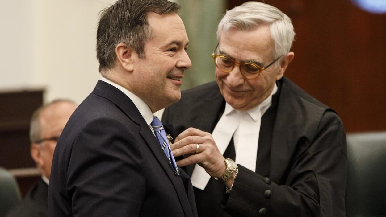 Le directeur de la Chambre, Robert Wanner, met une épinglette sur le premier ministre de l'Alberta, Jason Kenney.