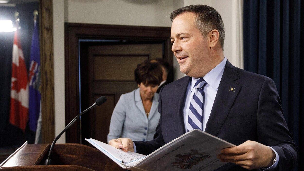 Le premier ministre albertain Jason Kenney lors d'une allocution.