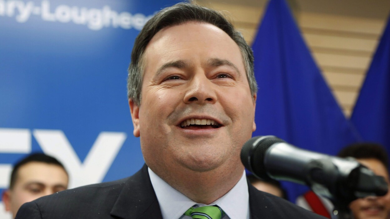 Jason Kenney sourit à la foule. Jason Kenney sourit à la foule.