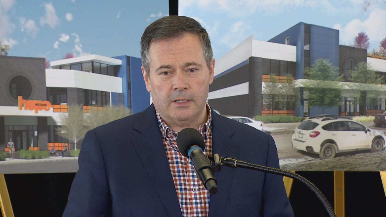 Jason kenney s'adresse aux médias en conférence de presse.