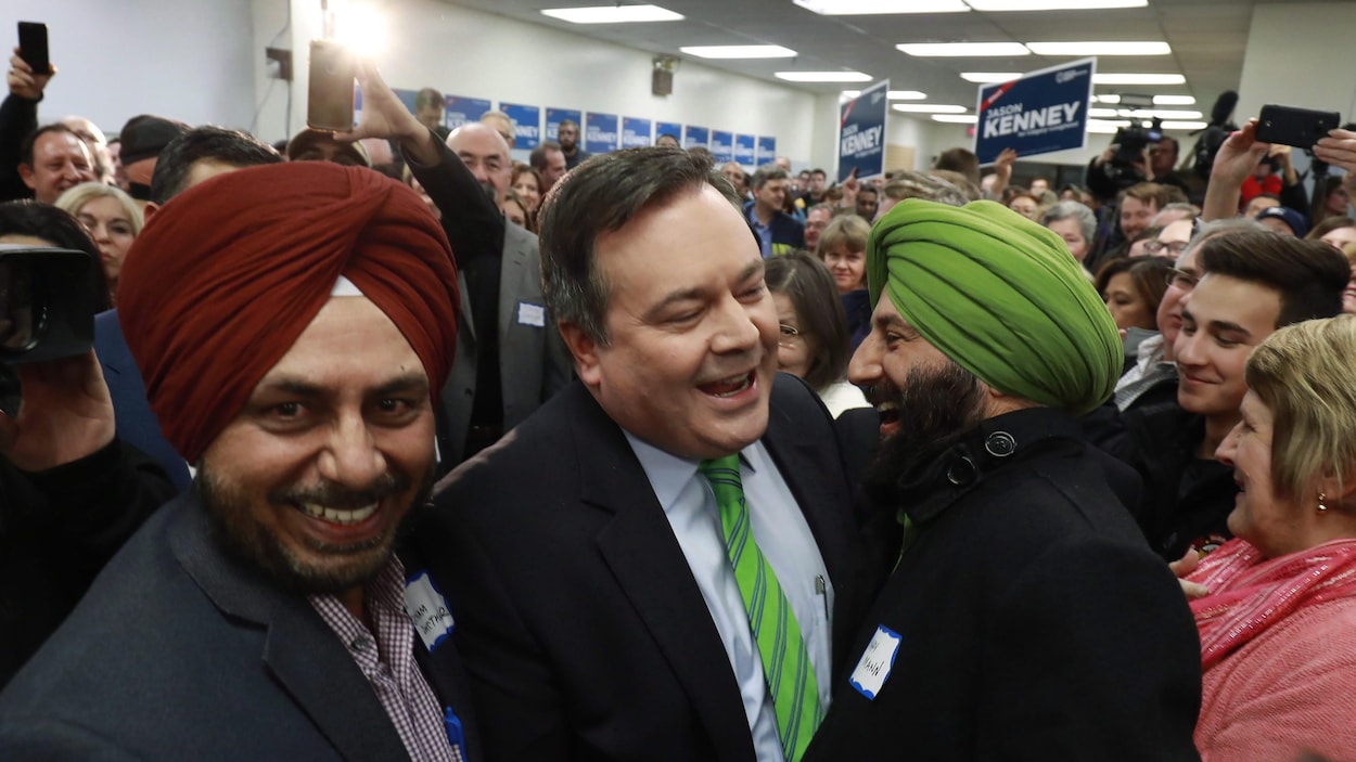Le chef du Parti conservateur uni, Jason Kenney, entouré de partisans souriants.