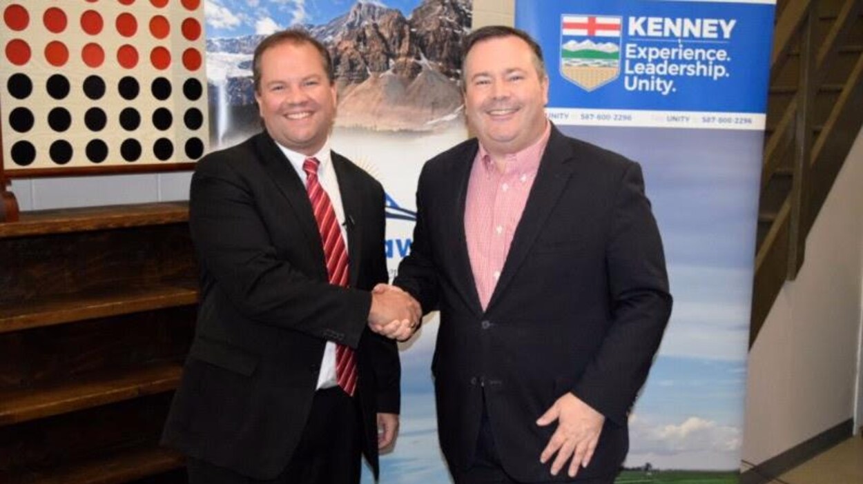 Jeff Callaway et Jason Kenney se serrant la main