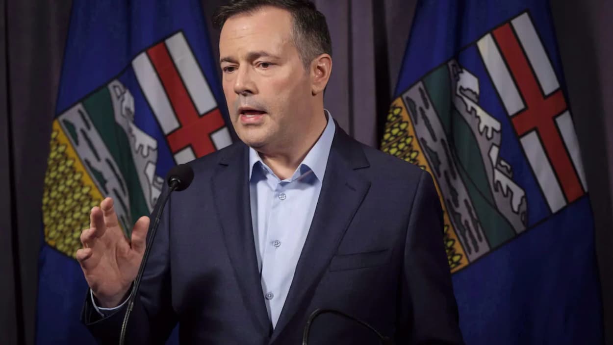 Le premier ministre de l'Alberta lors d'un discours.