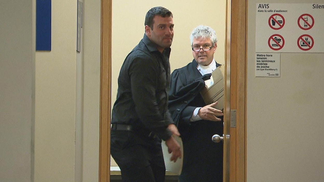 Jason Roy-Lagacé et Charles Cantin sortent d'une salle au palais de justice de Chicoutimi.