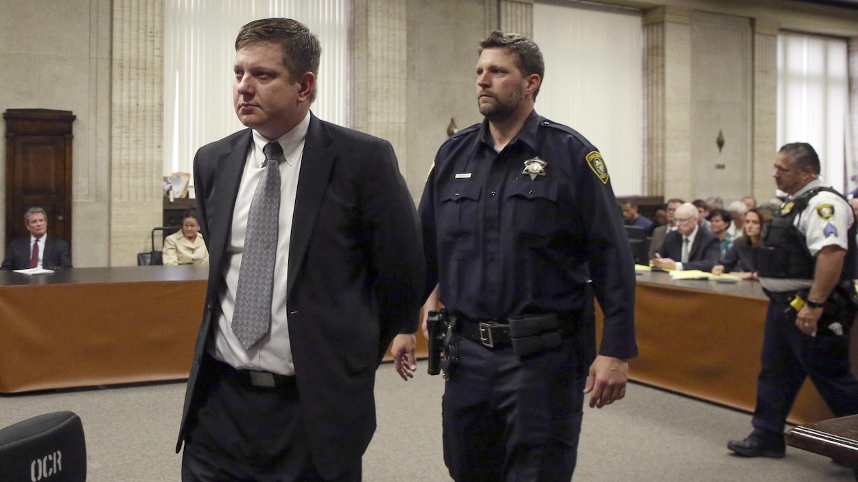 L'agent de police de Chicago, Jason Van Dyke (à gauche), est arrêté après que des jurés l'ont déclaré coupable de meurtre de l'adolescent noir Laquan McDonald.