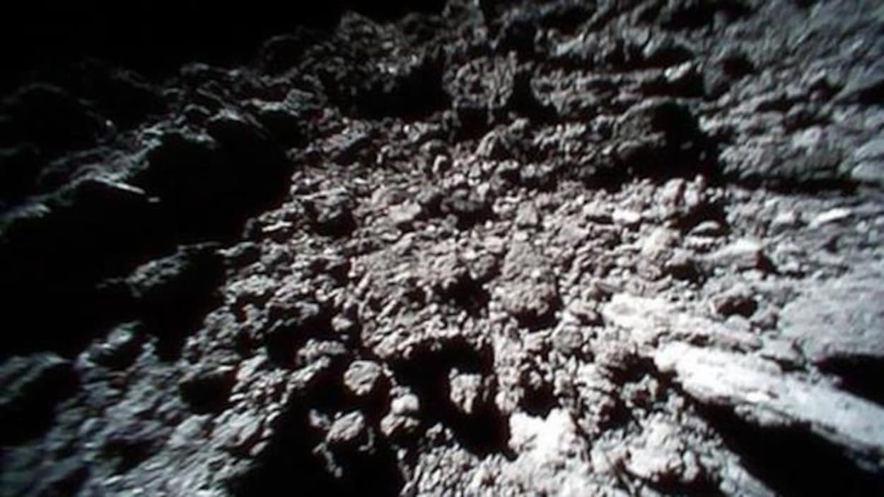 La surface de l'astéroïde Ryugu.