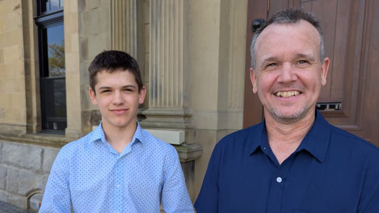 Le cas d’un élève suspendu pour son t-shirt de la fierté hétéro rebondit à Fredericton