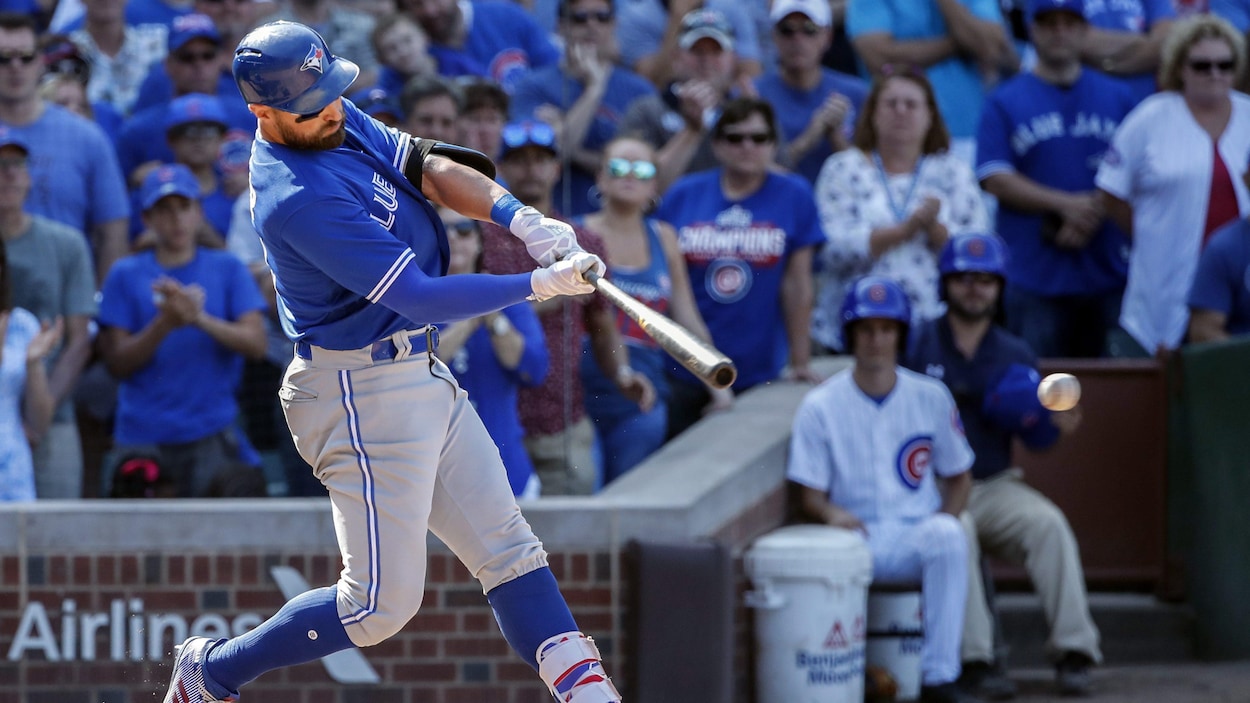 Un joueur de baseball s'élance pour frapper une balle. Un joueur de baseball s'élance pour frapper une balle.
