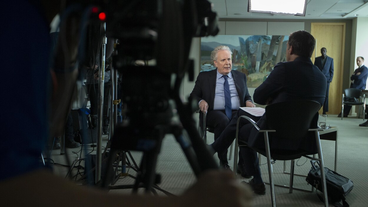 L'ex-premier ministre du Québec Jean Charest en entrevue avec Patrice Roy.