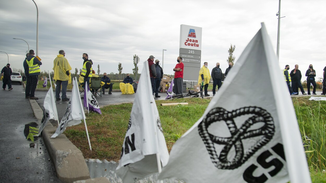 Des syndiqués près de l’entrepôt central de Jean Coutu de Varennes.