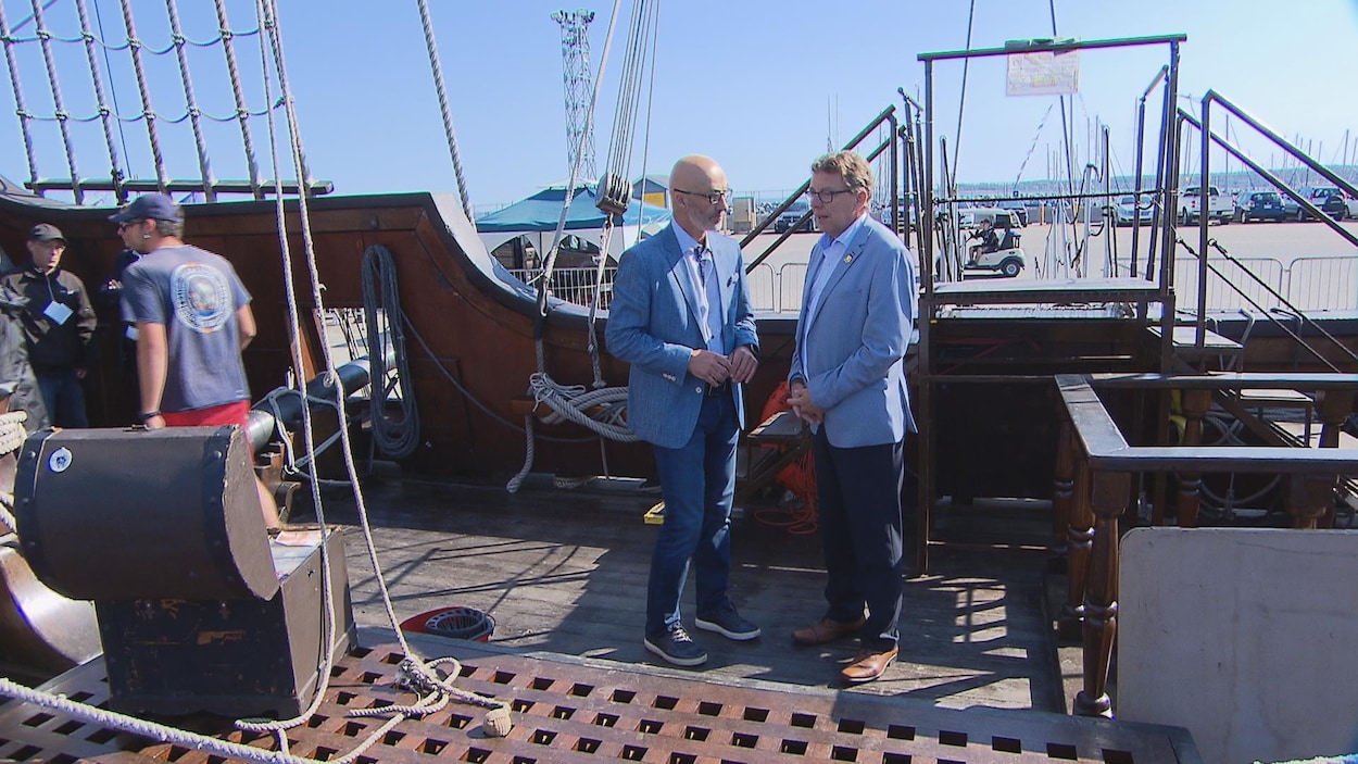Le ministre délégué aux Affaires maritimes et député de Rivière-du-Loup, Jean D'Amour, visitait le grand voilier El Galeon au quai de Rimouski samedi matin. Il était en compagnie du maire de Rimouski, Marc Parent.