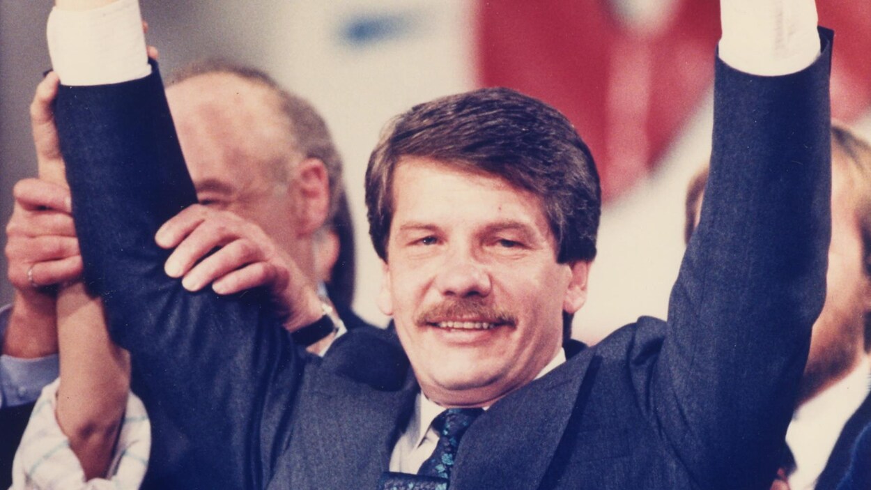 Jean Doré lève les bras pour célébrer la victoire Jean Doré lève les bras pour célébrer la victoire