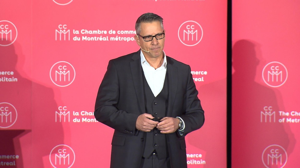 Jean-François Bergeron, PDG de la SQDC, parle sur une scène.