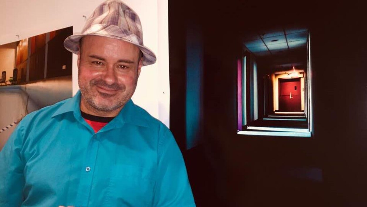 Le photographe Jean-François Dupuis pose devant l'une de ses photographies. Le photographe Jean-François Dupuis pose devant l'une de ses photographies.