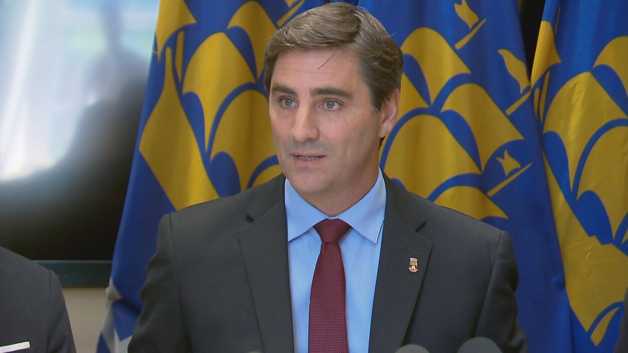Jean-François Gosselin assis devant un micro.