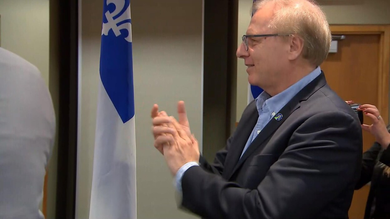 Jean-François Lisée applaudit. Jean-François Lisée applaudit.
