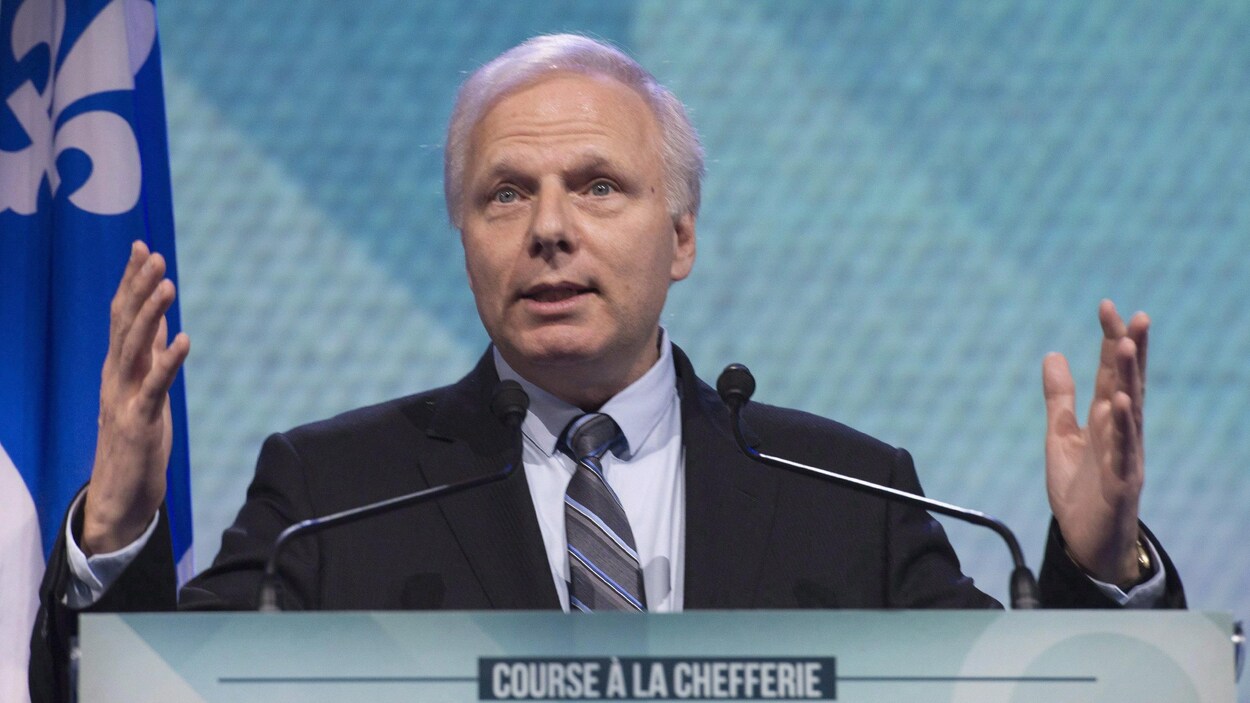 Jean-François Lisée s'adressant à ses partisans quelques instants avant le dévoilement des résultats qui l'ont couronné chef du Parti québécois.