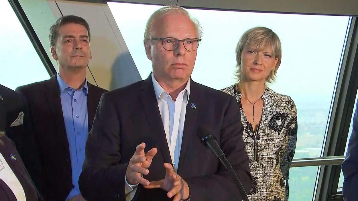 Plan moyen de Jean-François Lisée, entouré de membres de son équipe.