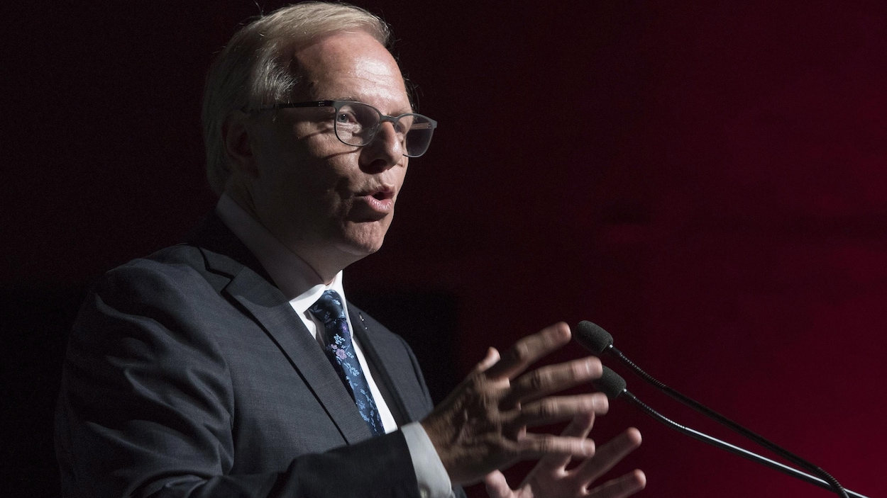 Jean-François Lisée livre un discours à l'Union des municipalités du Québec. Jean-François Lisée livre un discours à l'Union des municipalités du Québec.