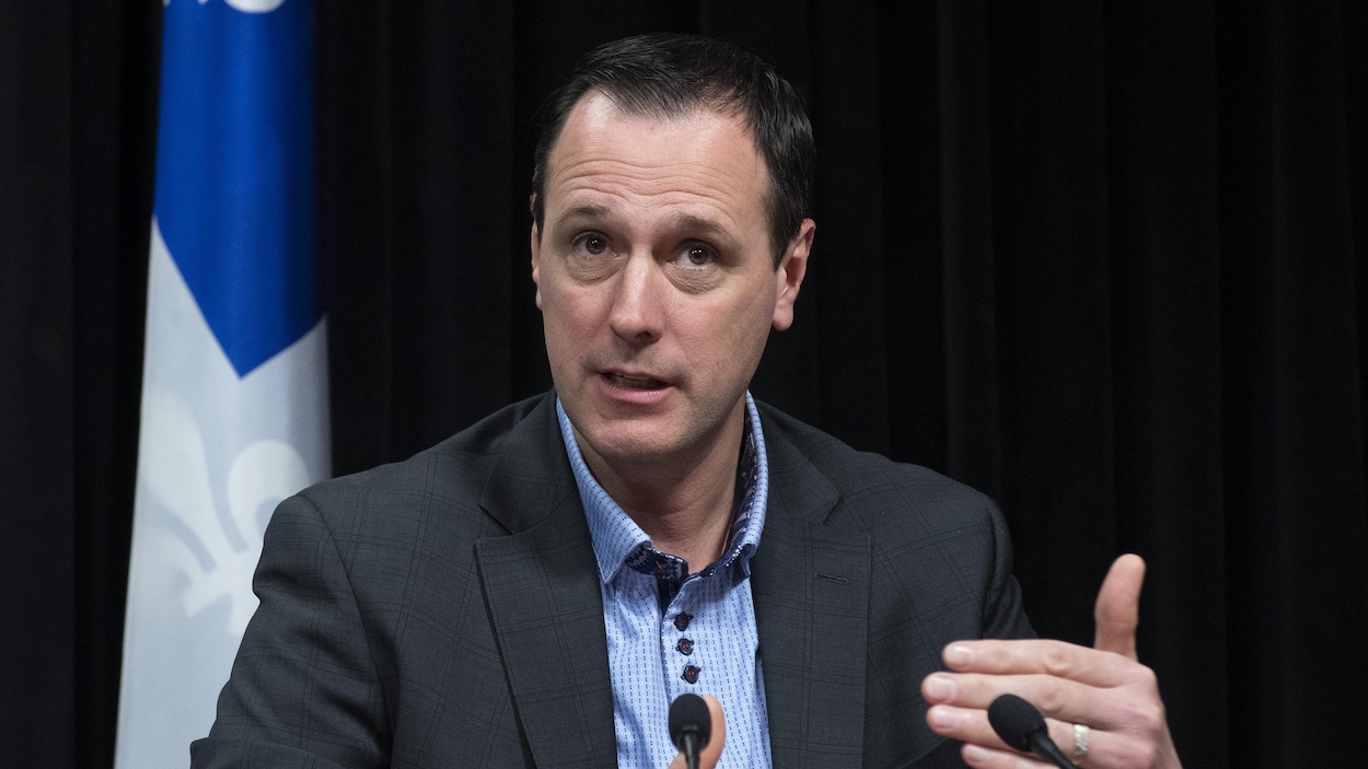 Le ministre Roberge en conférence de presse.