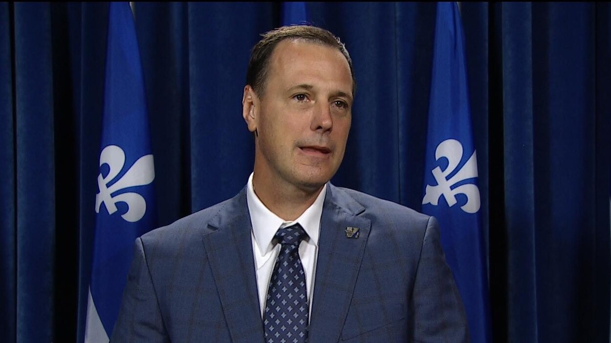 Le ministre de l'Éducation Jean-François Roberge lors d'un point de presse.