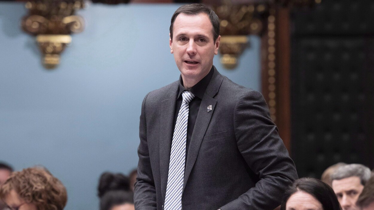 Le ministre de l'Éducation, Jean-François Roberge, debout à l'Assemblée nationale.