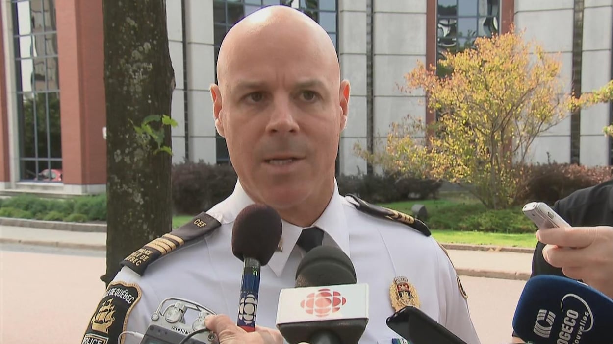 Le lieutenant Jean-François Vézina de la police de Québec donne les détails des arrestations. Le lieutenant Jean-François Vézina de la police de Québec donne les détails des arrestations.