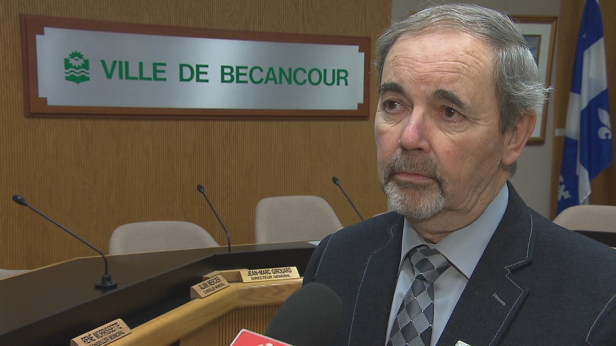 Le maire de Bécancour dans la salle du conseil municipal