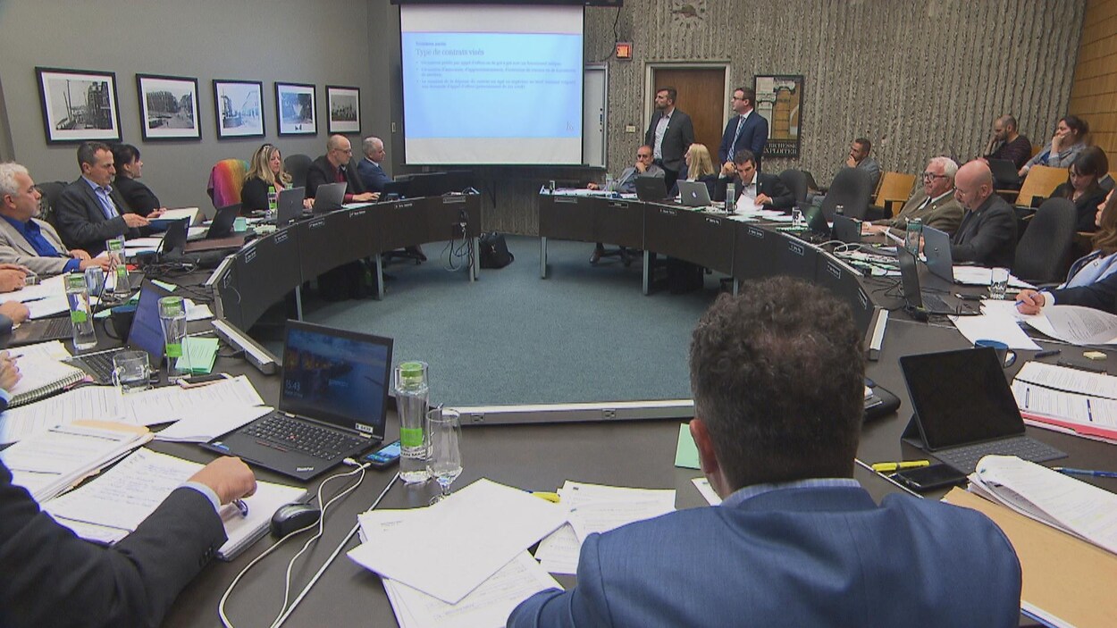 Jean Lamarche avec les conseillers municipaux autour d'une table