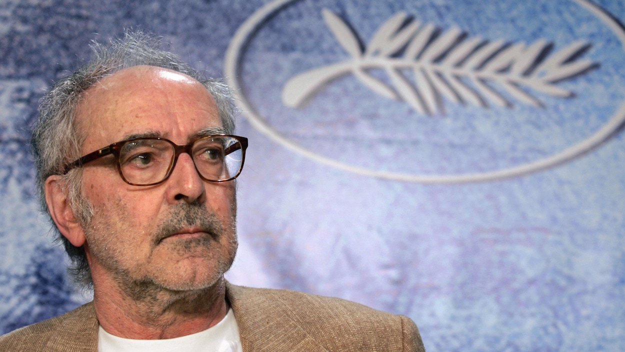 Jean-Luc Godard regarde quelqu'un dans la salle, lors d'une conférence de presse à Cannes, en 2004. Jean-Luc Godard regarde quelqu'un dans la salle, lors d'une conférence de presse à Cannes, en 2004.