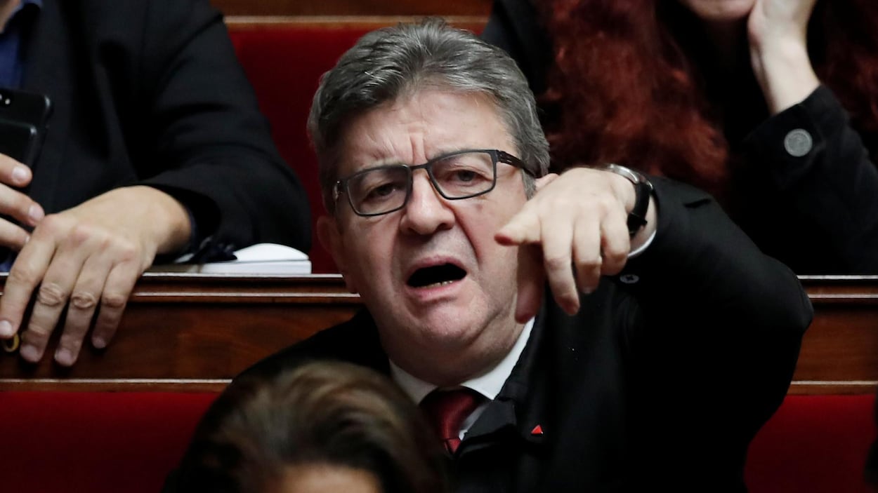 Jean-Luc Melenchon pointant du doigt.