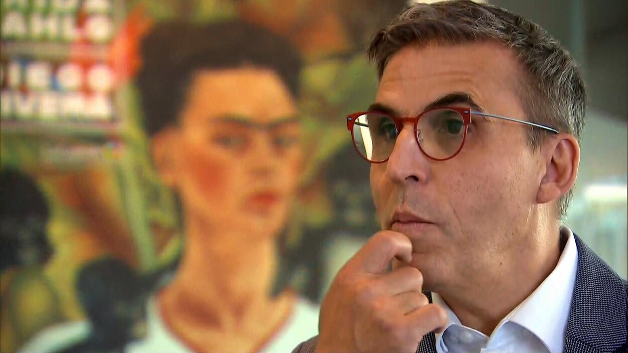 Jean-Luc Murray, directeur général du MNBAQ, devant une peinture de Frida Kahlo lors d'une entrevue