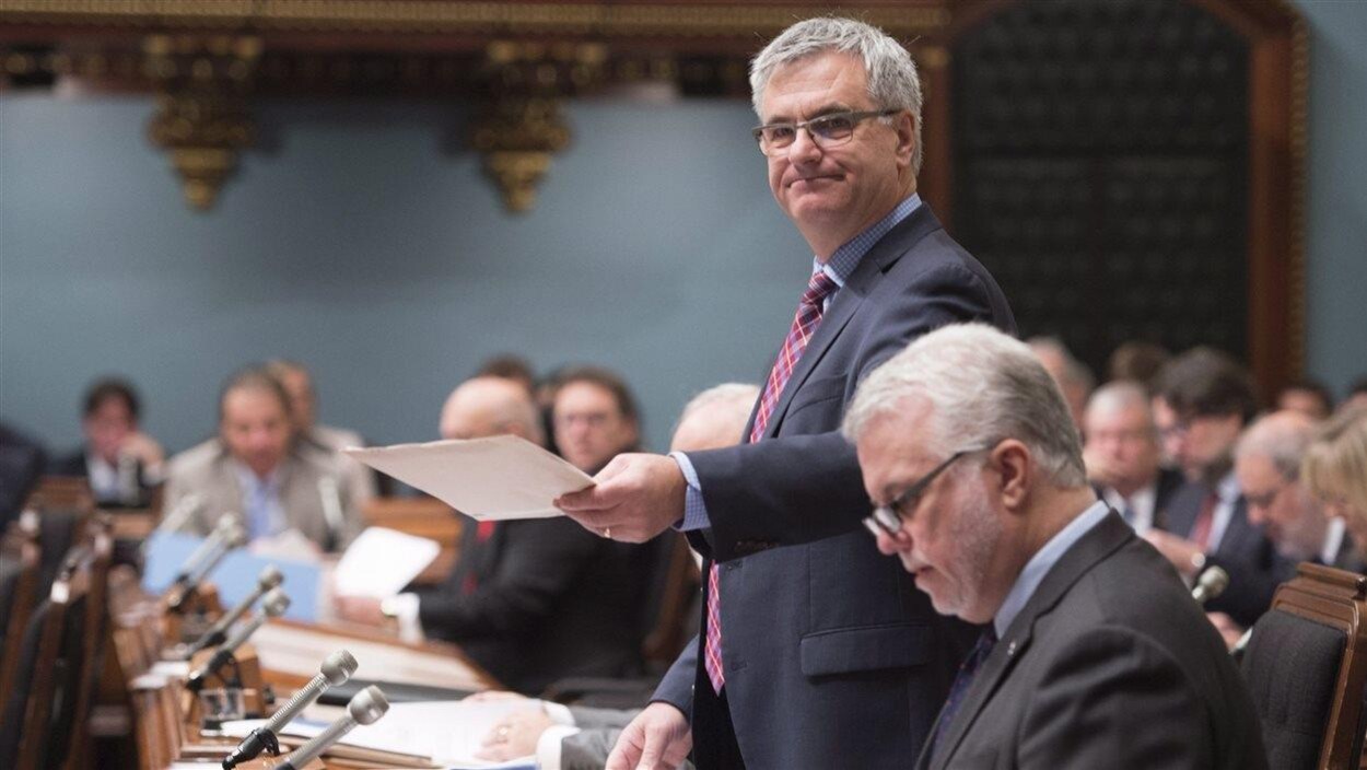 Jean-Marc Fournier debout à l'Assemblée nationale au côté de Philippe Couillard Jean-Marc Fournier debout à l'Assemblée nationale au côté de Philippe Couillard