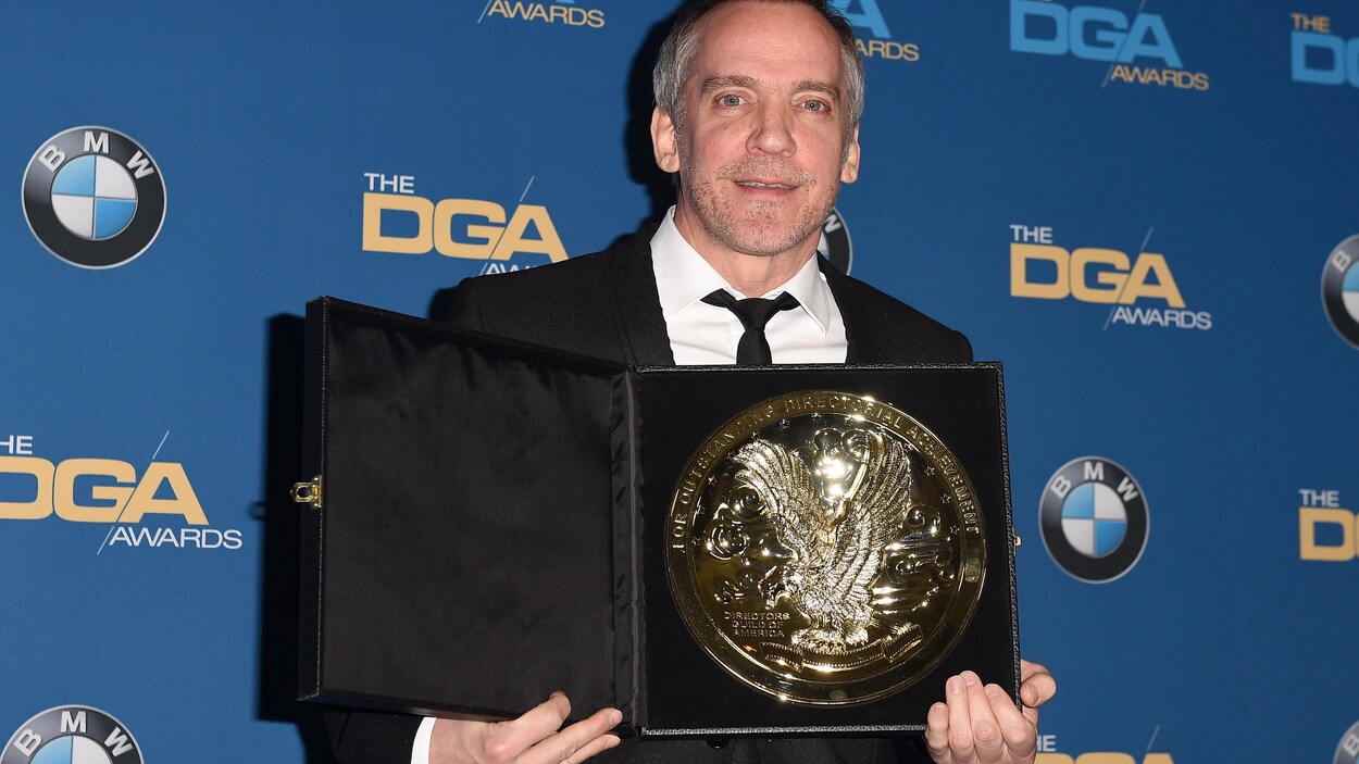 Jean-Marc Vallée montre le trophée qu'il a reçu Jean-Marc Vallée montre le trophée qu'il a reçu