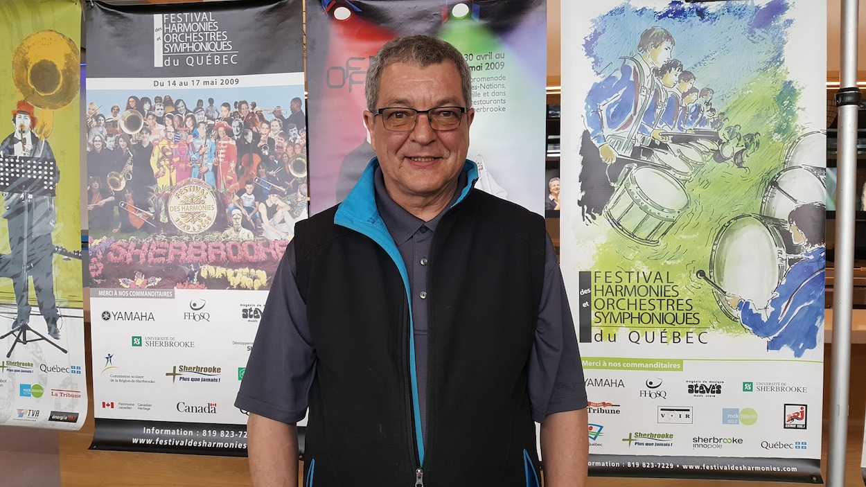Jean-Marie Messier devant des affiches des éditions passées du festival.