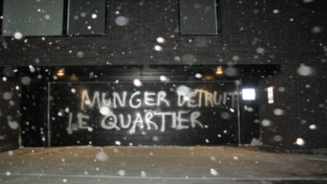 Une porte de garage vandalisée
