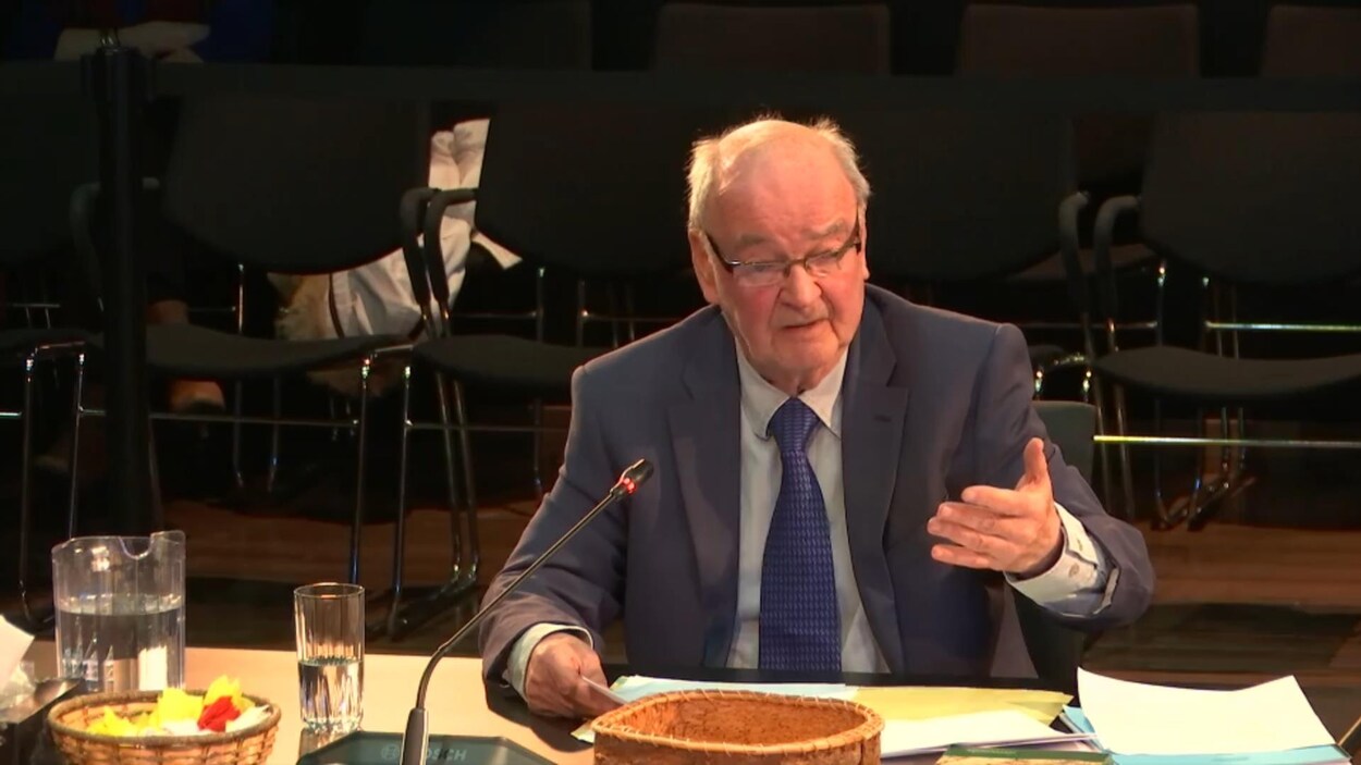 Le professeur de droit à l'Université d'Ottawa, Jean-Paul Lacasse, a témoigné vendredi matin à la Commission d'enquête sur les relations entre les Autochtones et certains services publics. Le professeur de droit à l'Université d'Ottawa, Jean-Paul Lacasse, a témoigné vendredi matin à la Commission d'enquête sur les relations entre les Autochtones et certains services publics.