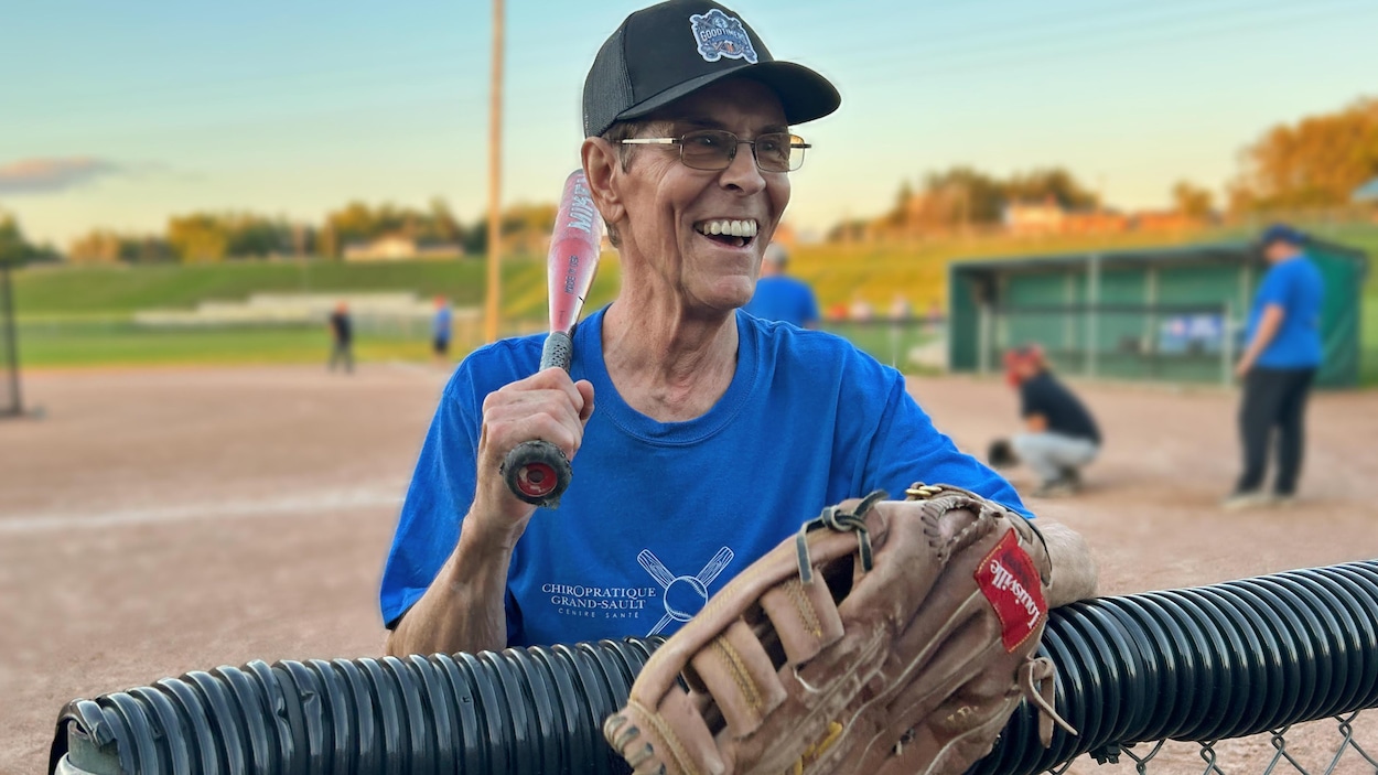 À 82 ans, ce passionné de balle-molle est infatigable