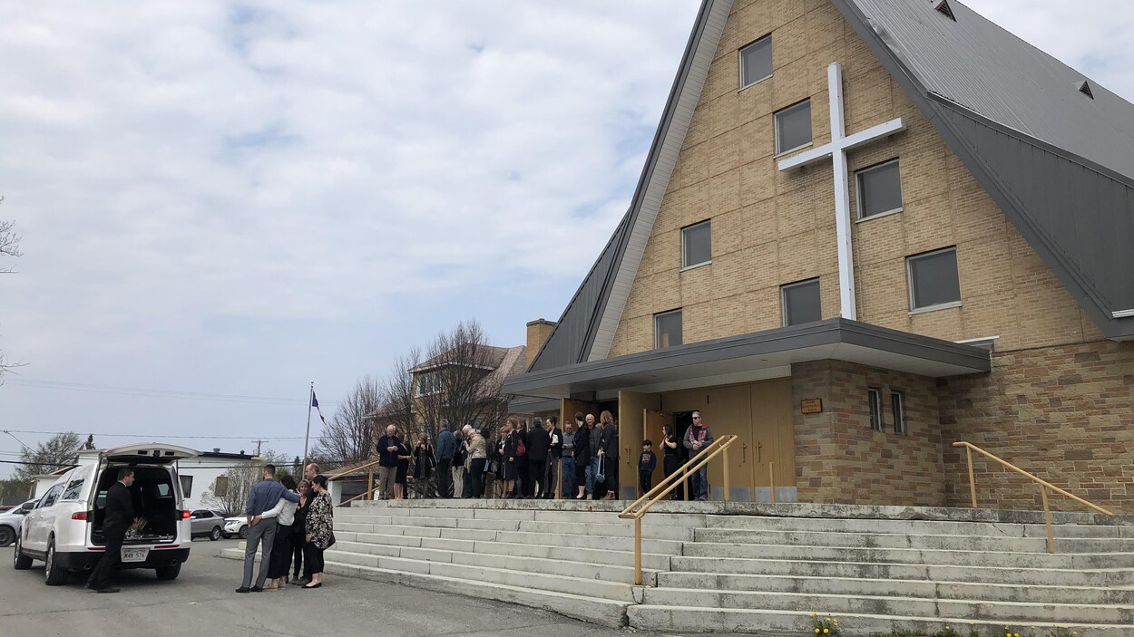 Plus de 300 personnes rendent un dernier hommage à JeanPaul Savoie, à