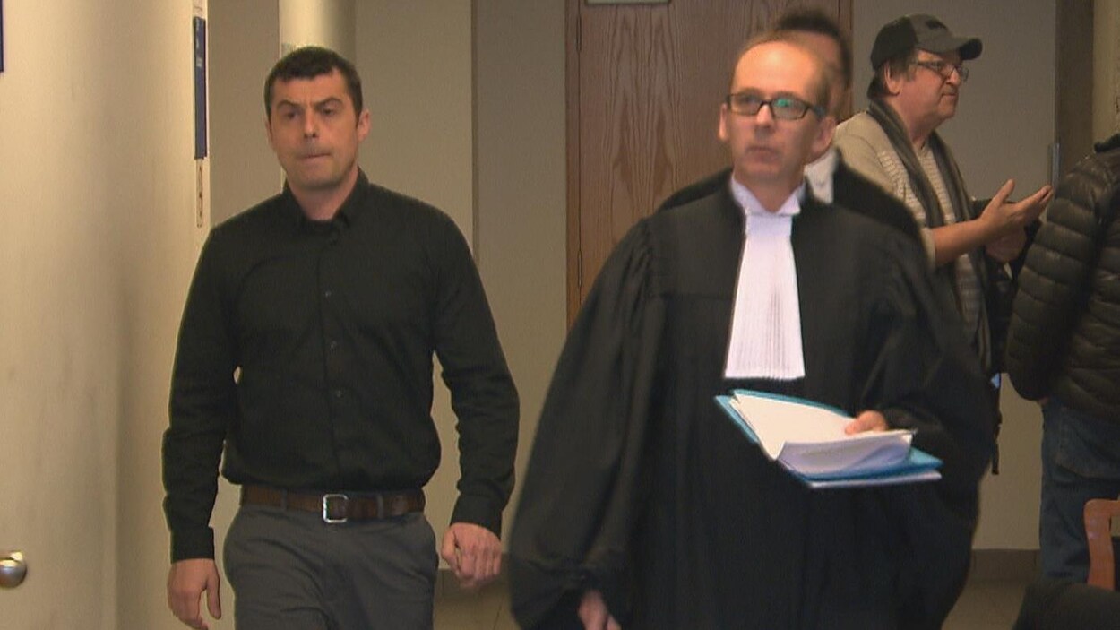 Jean-Philippe Blanchette et son avocat Luc Tourangeau dans les corridors du palais de justice. Jean-Philippe Blanchette et son avocat Luc Tourangeau dans les corridors du palais de justice.