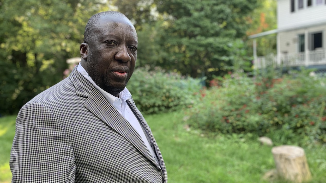 Jean-Robert Ngola est toujours ébranlé par les attaques racistes qu'il a subies.