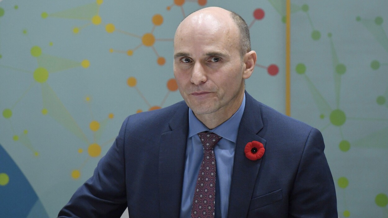 Le ministre Jean-Yves Duclos lors de l'annonce concernant les proches aidants et le prolongement des congés parentaux, à Ottawa. Le ministre Jean-Yves Duclos lors de l'annonce concernant les proches aidants et le prolongement des congés parentaux, à Ottawa.