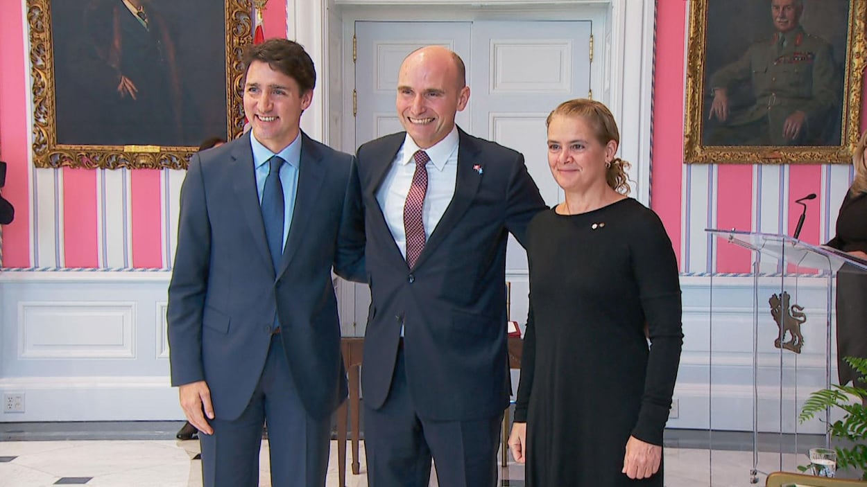 Jean-Yves Duclos en compagnie de Justin Trudeau et de Julie Payette lors de sa nomination en tant que président du conseil du trésor.