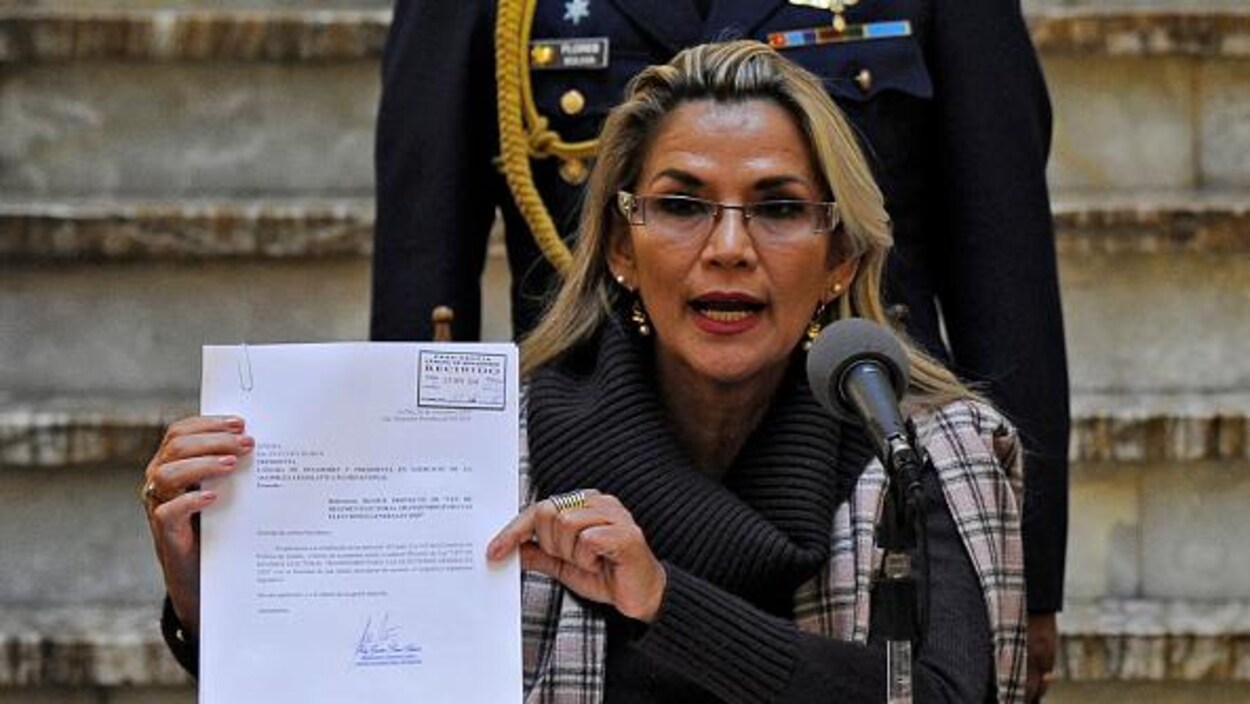 Une femme présente un document.