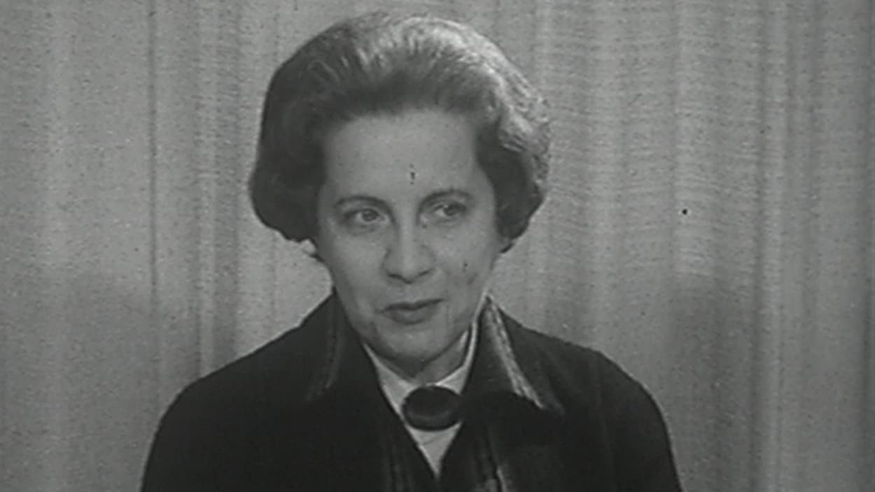 Jeanne Lapointe lors d'une entrevue en 1965. Jeanne Lapointe lors d'une entrevue en 1965.