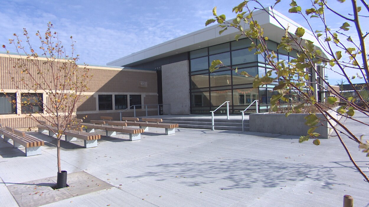 Facade du Collège Jeanne-Sauvé.