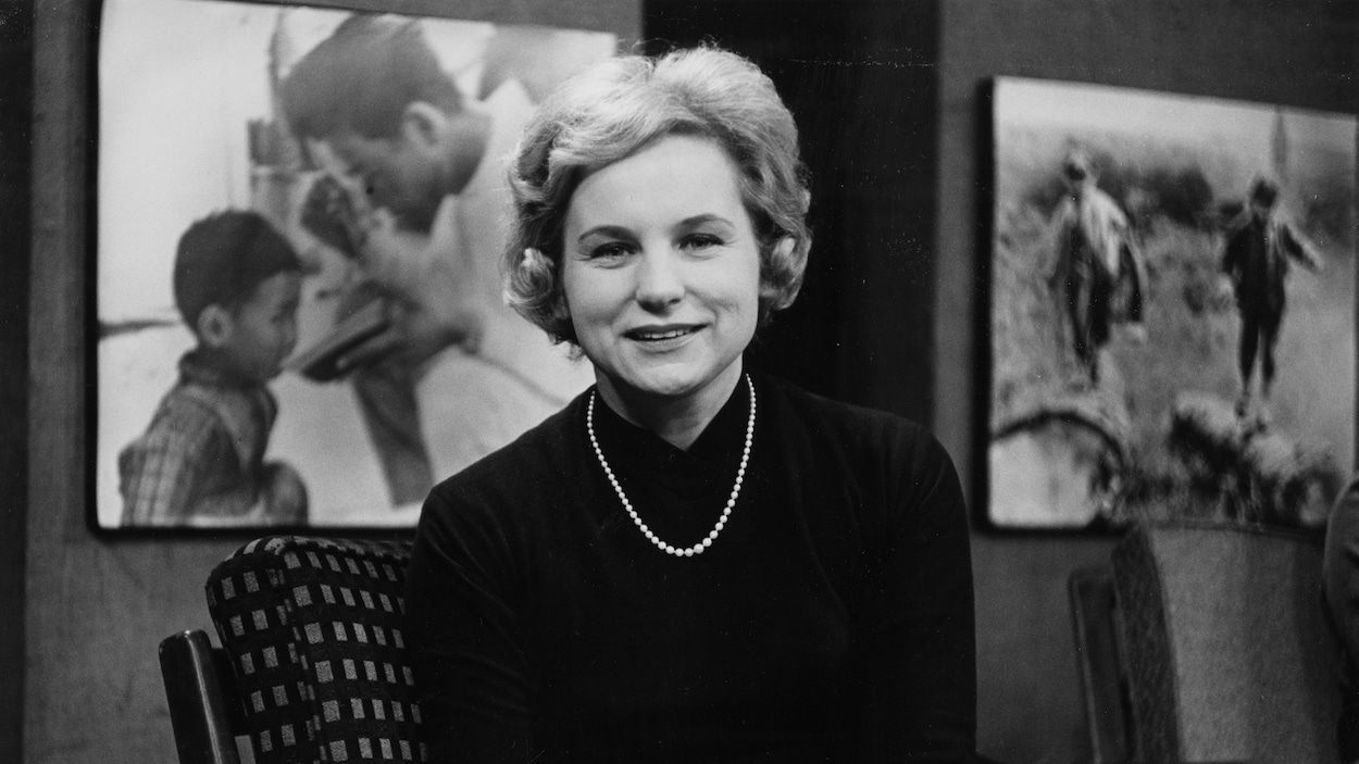 Jeanne Sauvé, souriante, assise dans un fauteuil Jeanne Sauvé, souriante, assise dans un fauteuil
